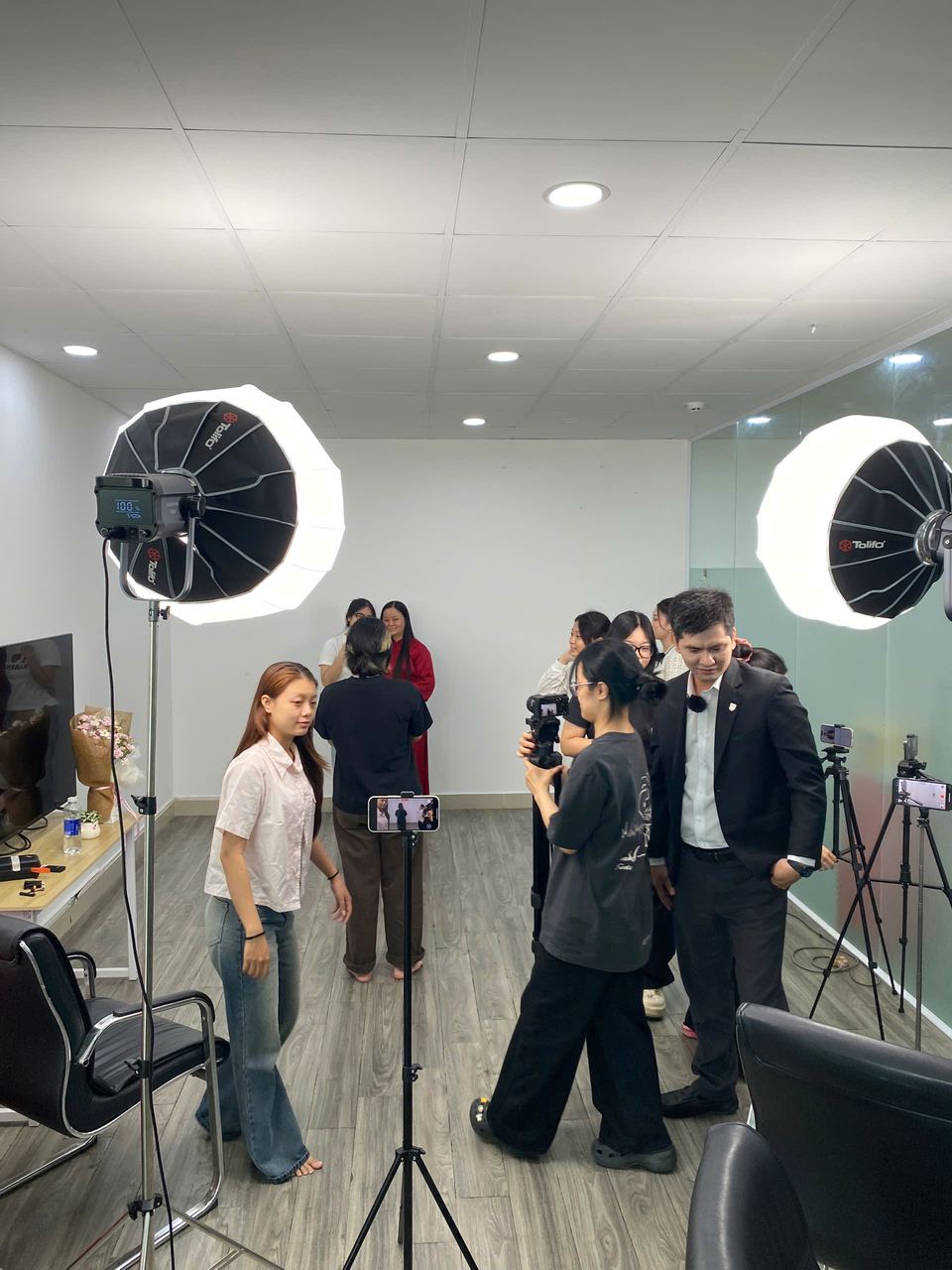 Master Room — ê-kíp setup đèn softbox và máy quay trước buổi ghi hình