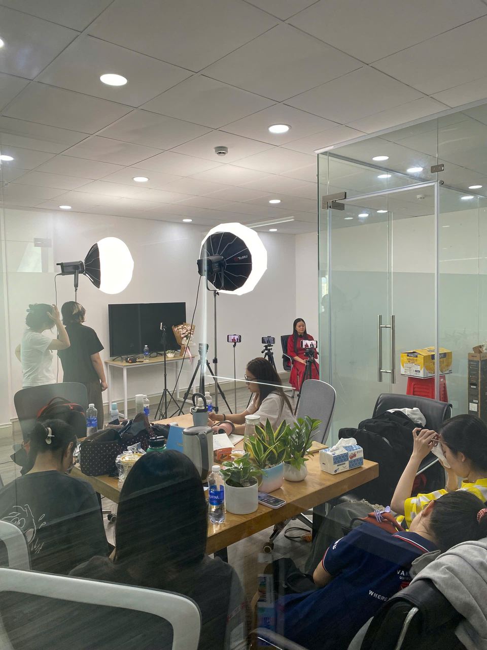 Buổi ghi hình phỏng vấn tại studio, ê-kíp làm việc bên bàn họp