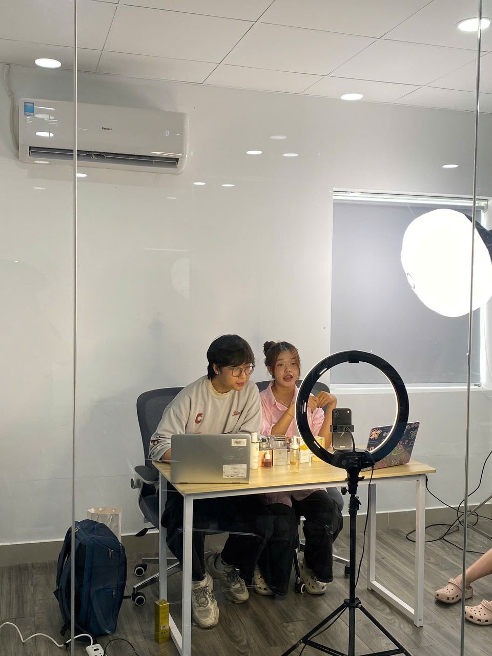 Livestream giới thiệu sản phẩm với ring light tại studio