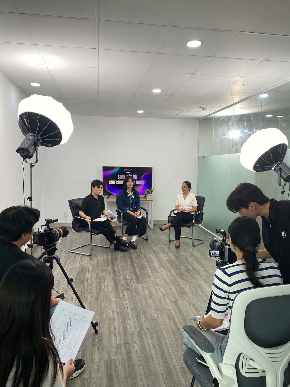 Talkshow ghi hình tại Master Room với hai máy quay và đèn softbox