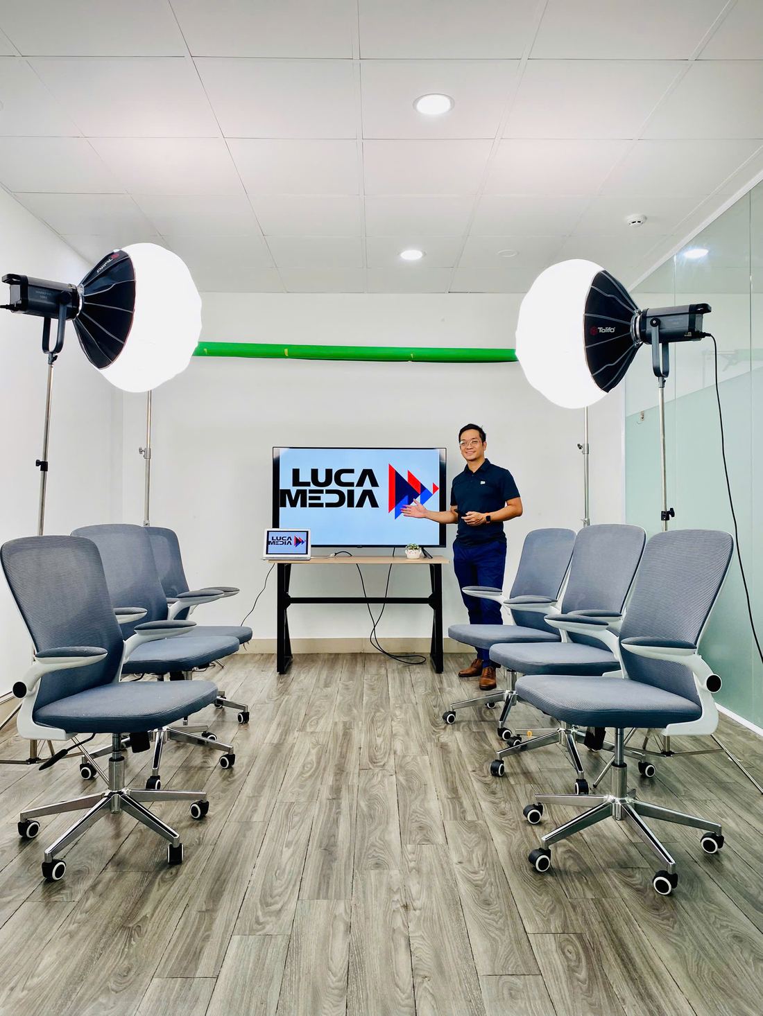 Master Room — set up quay talkshow