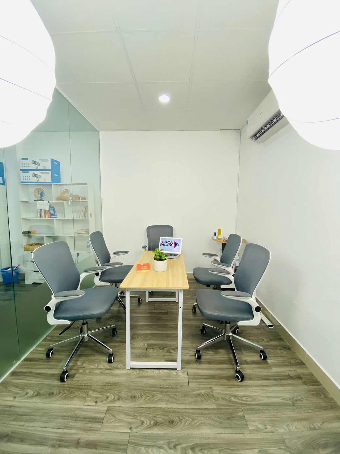 Studio Room — bàn họp nhóm đầy đủ ghế xoay